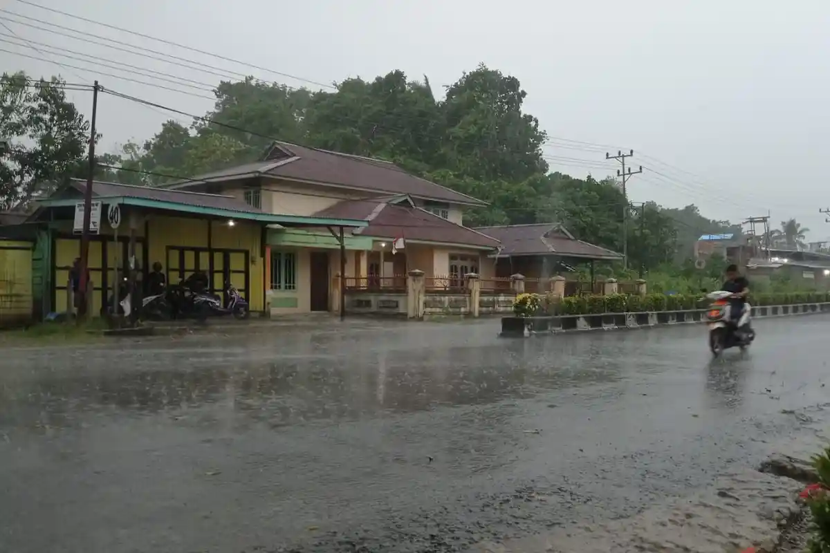 Prakiraan Cuaca Kaltara 18 November 2025: Waspada Hujan Ringan hingga Petir