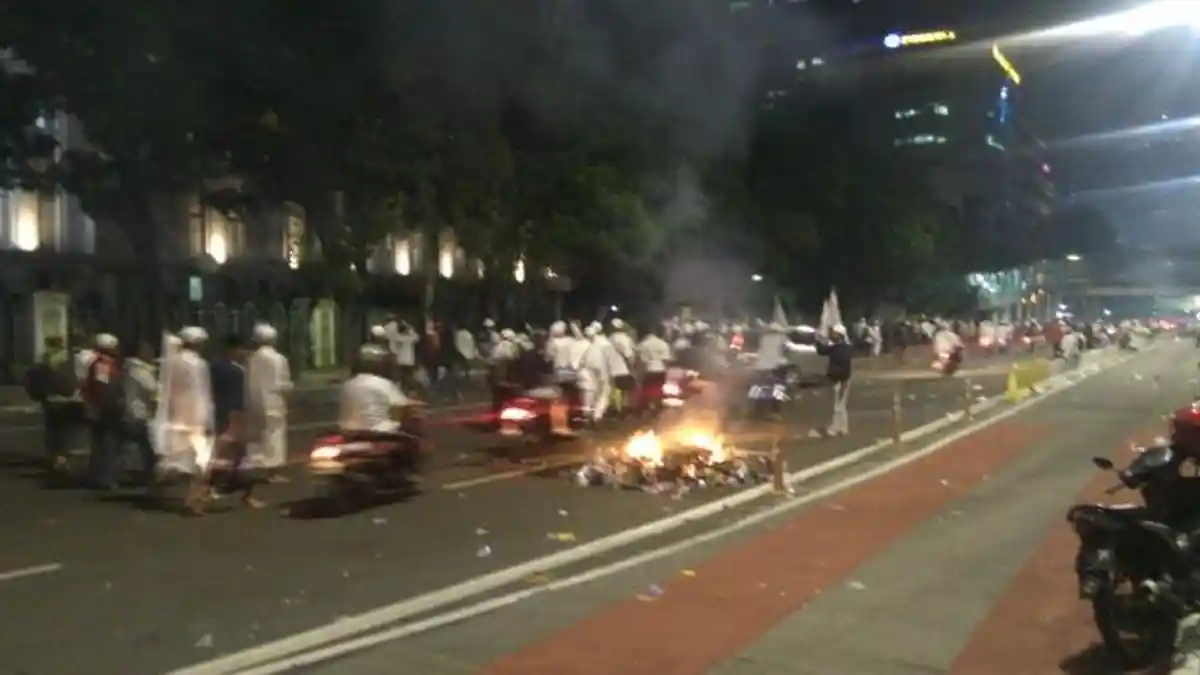 Usai Ricuh, Banyak Sisa Aksi Bakar-bakaran di Sejumlah Titik Demo