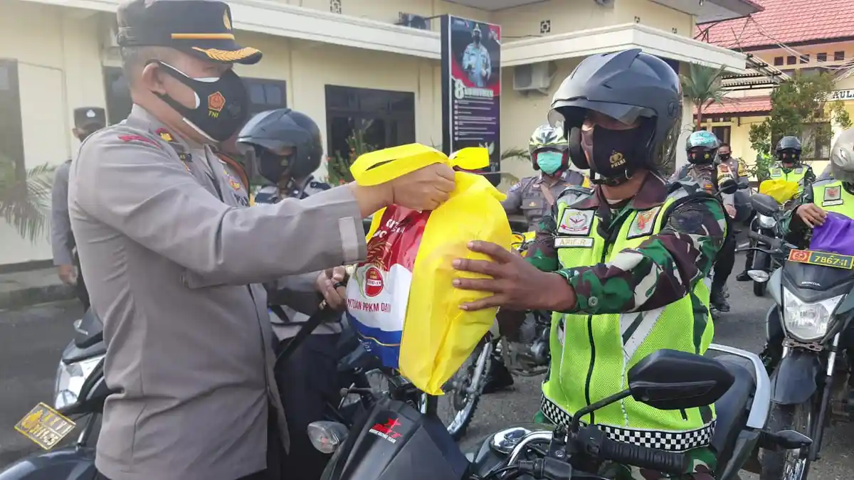 Bantu Warga Terdampak PPKM, Kapolres Tebo Kembali Bagikan Sembako