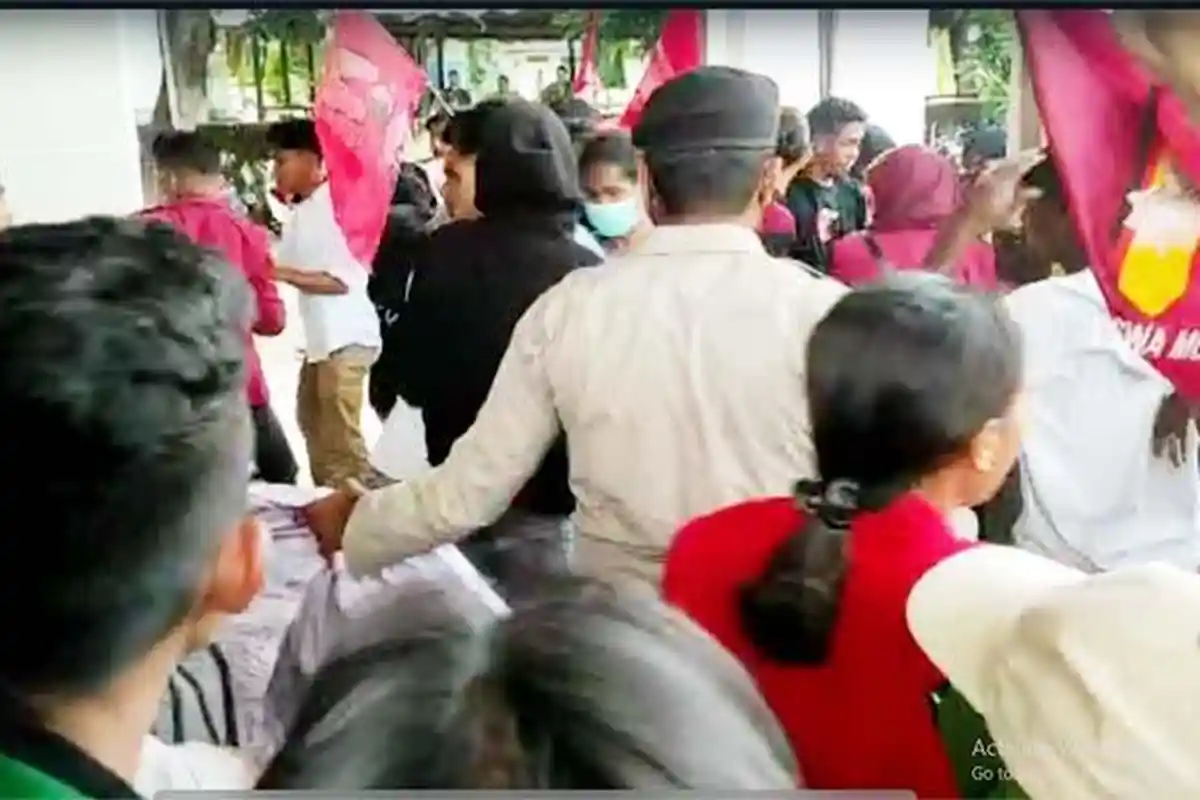 Demo Cipayung Plus Sikka soal Dana Pinjaman Daerah Ricuh di Kejari Sikka