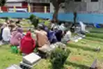 Warga Melakukan Ziarah Kubur