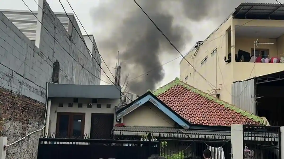 Satu Orang Tewas dalam Kebakaran di Kebon Pala Jakarta Timur, Belasan Rumah Hangus