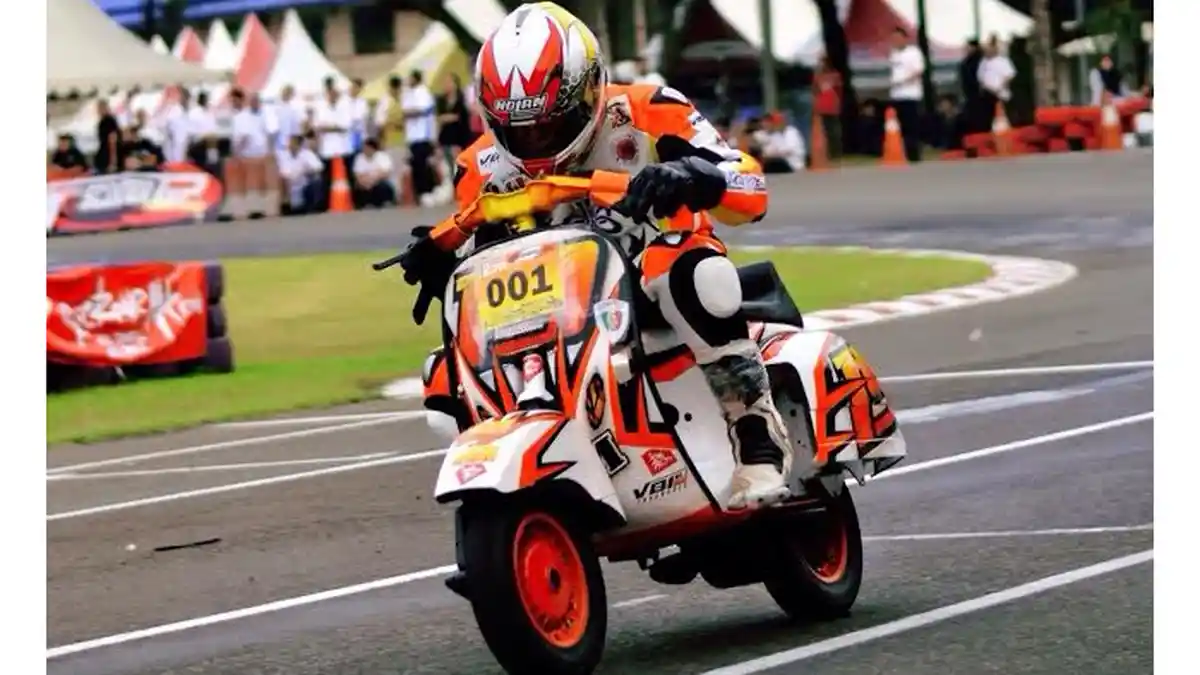 Polisi Ini Anti Balapan Liar, Tapi Hobi Ngebut Pakai Vespa di Arena Balap
