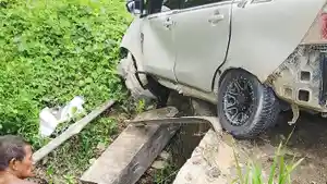 Mobil-Pengantar-Paket-Terperosok-ke-Selokan-di-Buton-Utara-Roda-Depan-Copot-Usai-Tabrak-Beton.jpg