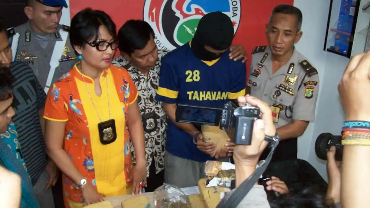 Simpan Ganja 12 Kg, Drummer Band Indie di Depok Dibekuk