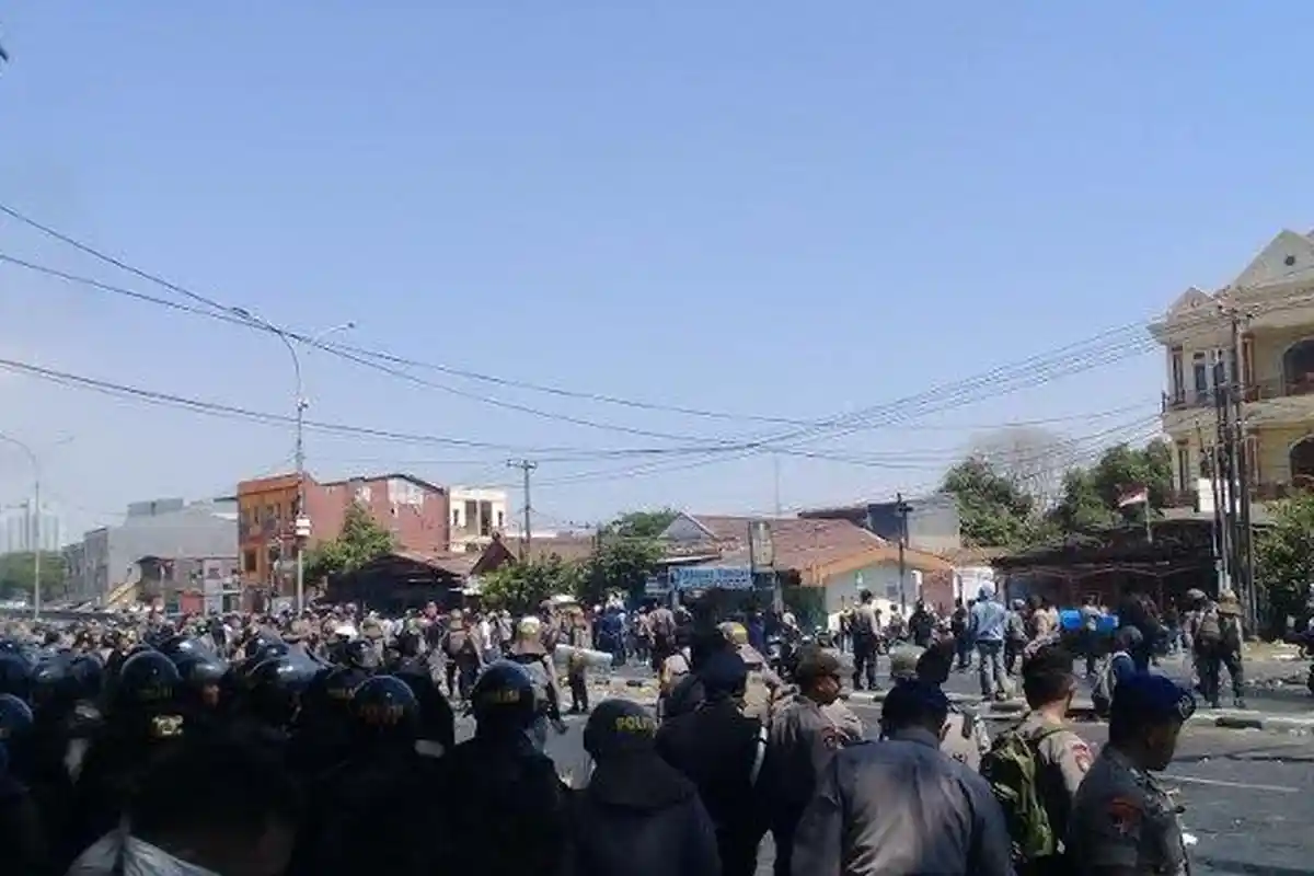 Demo Mahasiswa di DPRD Sulsel Ricuh, Polisi Tembakkan Gas Air Mata