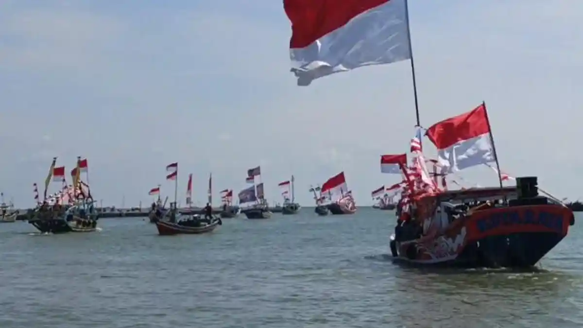 Ratusan Perahu Nelayan Lestarikan Tradisi Petik Laut di Panceng Gresik