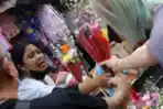 Jelang Perayaan Imlek Bunga Potong Laris Manis