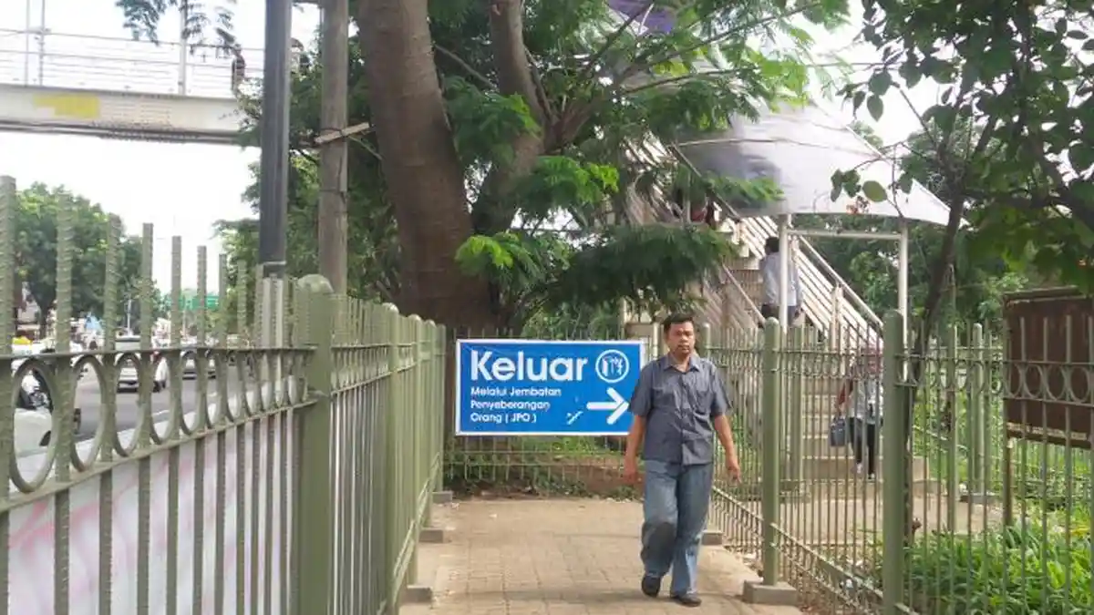 Di Tanjung Barat Jakarta, Lewat Jembatan Penyeberangan Harus Bayar Rp 2.000