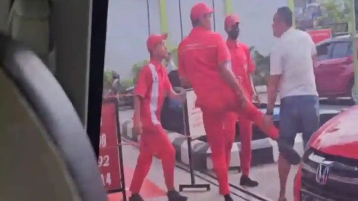 VIRAL Pembeli Dikeroyok Petugas SPBU, Diduga Gara-gara Tersinggung Ditegur Buang Sampah Sembarangan