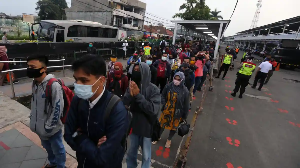 Hari Pertama PSBB Transisi, Penumpang KRL Meningkat 7 Persen