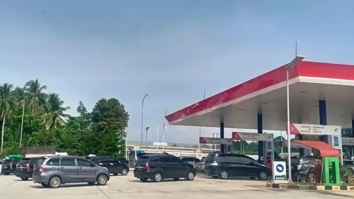 Update Arus Balik di Tol Lampung, Kendaraan Pemudik Terpantai Padat di Rest Area KM 20 B