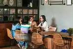 jakarta/Ilustrasi-beberapa-perempuan-yang-sedang-nongkrong-di-kafe.jpg
