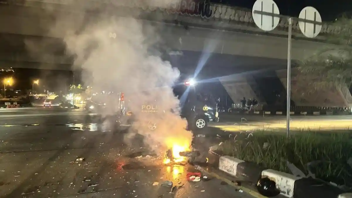 Kecelakaan di Batam Dekat Flyover Laluan Madani, Mobil Seruduk 3 Motor, Satu Terbakar
