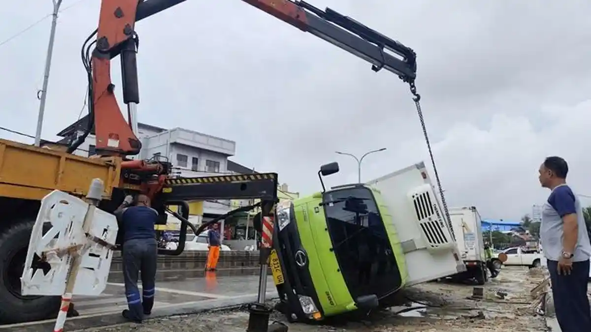 Truk Muatan 4 Ton Mie Terguling di Jalan MT Haryono Balikpapan