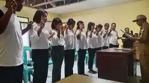 Penjabat-Kepala-Desa-Nitakloang-Agustinus-Minggu-bertempat-di-Kantor-Desa-Nitakloang.jpg