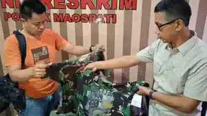 BARANG-BUKTI-Petugas-Polsek-Maospati-menunjukkan-beberapa-pakaian-dinas.jpg