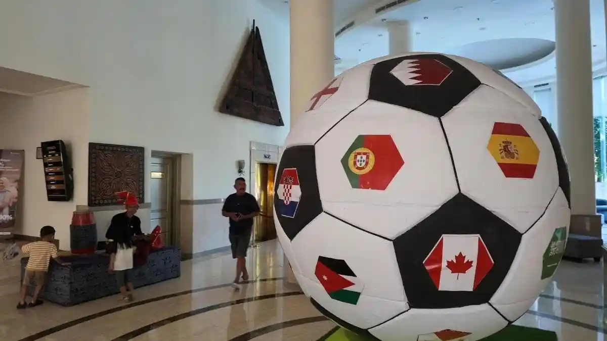 Bola Raksasa Tema Piala Dunia Magnet Baru di Aryaduta Makassar, Jadi Spot Foto Favorit Pengunjung - Tribun-timur.com