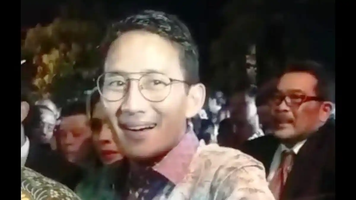 Hadiri Nikahan Kahiyang-Bobby, Sandiaga Satu Bus dengan Raisa
