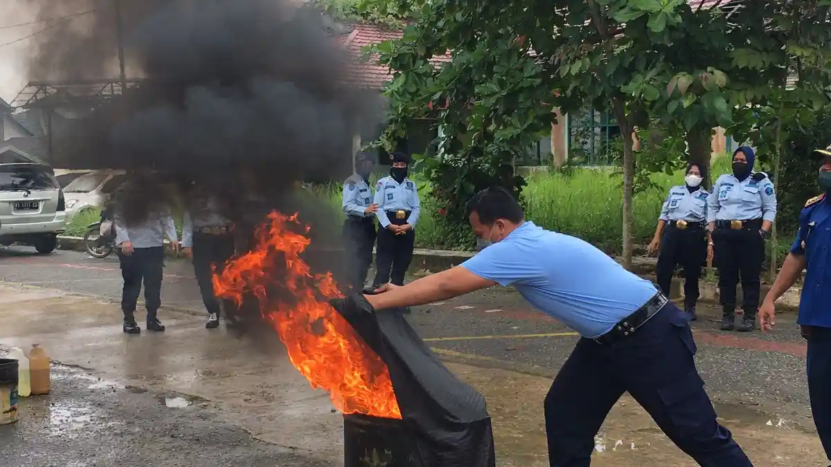 Puluhan Pegawai Lapas Perempuan Tenggarong Ikuti Pelatihan Pemadaman Api