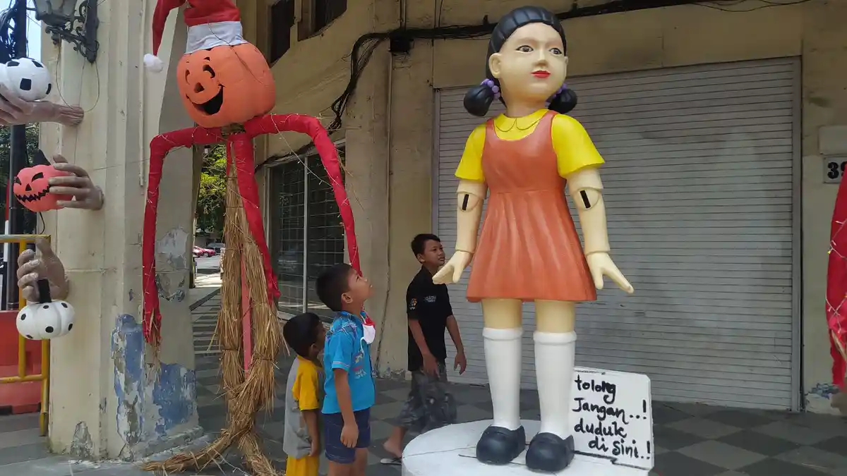 Di Surabaya ada Boneka Lampu Merah Khas Drama Squid Game, Pengendara Langsung Merinding