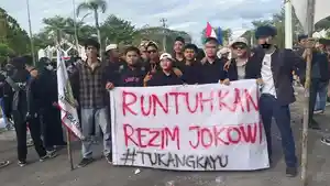 Aliansi-Rakyat-Melawan-membentangkan-spanduk.jpg