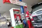petugas-saat-mengisi-bbm-mobil-di-spbu-di-kawasan-kuningan.jpg