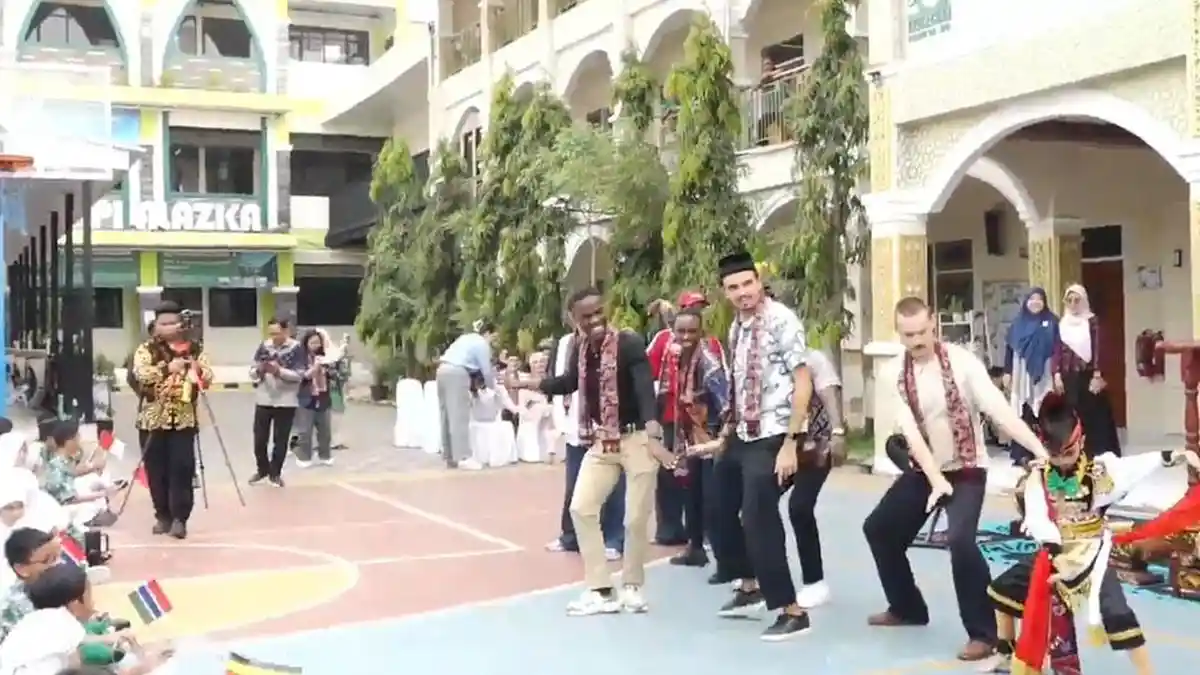 Al-Azhar Kelapa Gading Surabaya Gelar Culture Exchange, Siswa Belajar ...