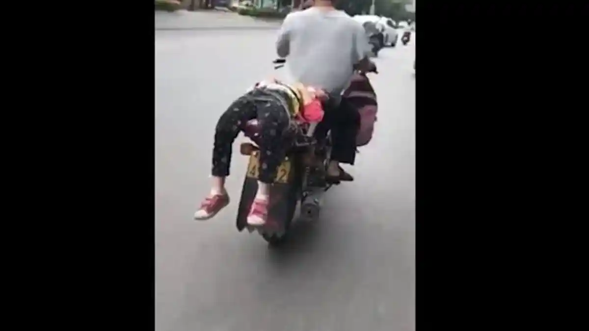 Pria Ini Ikat Putrinya di Sepeda Motor Karena Malas ke Sekolah