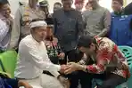 Gubernur-Jawa-Barat-Dedi-Mulyadi-dan-Bupati-Indramayu-Lucky-Hakim-saat-bersalaman.jpg