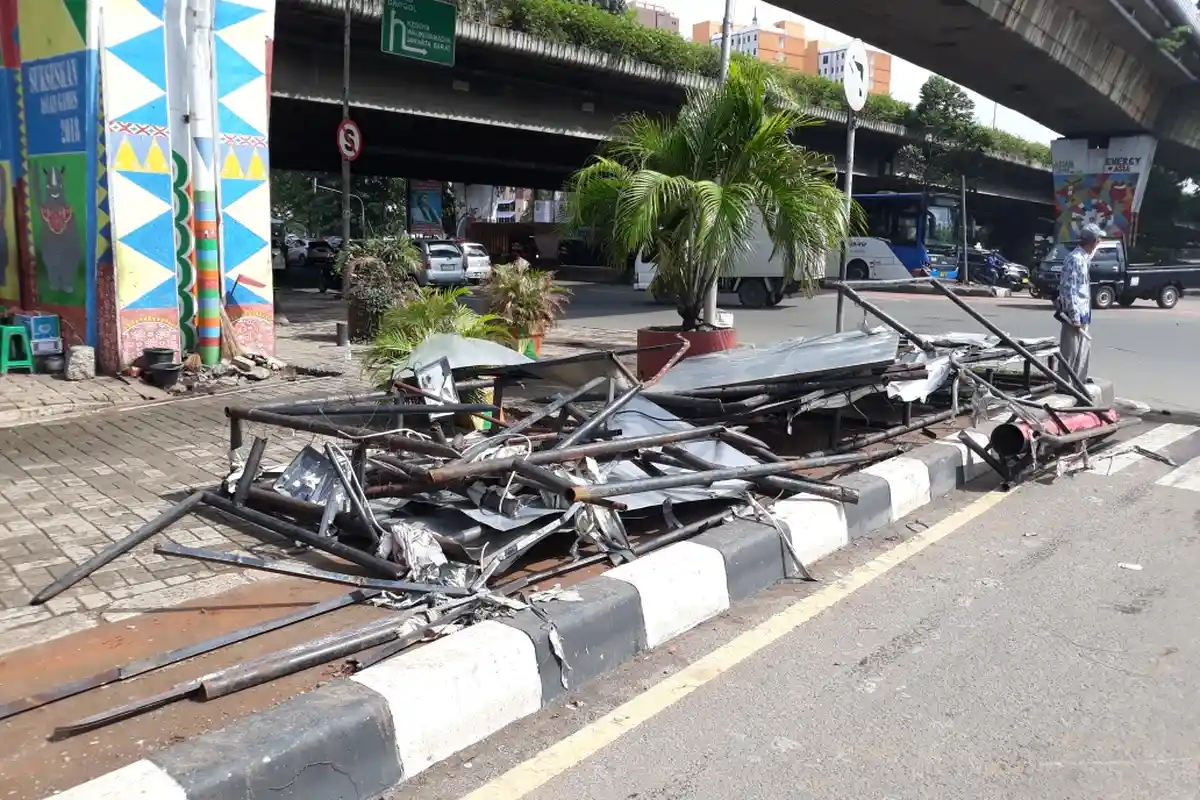 Reklame Roboh Tewaskan Driver Ojek Online di Cengkareng Diduga karena Rangka Keropos