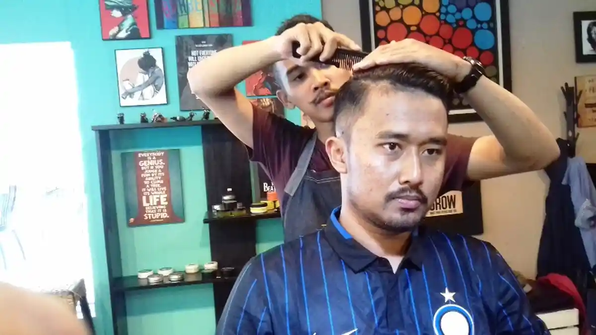 Potong Rambut Tiap Dua Minggu Sekali Agar Gaya Rambut Undercut Tetap Rapi