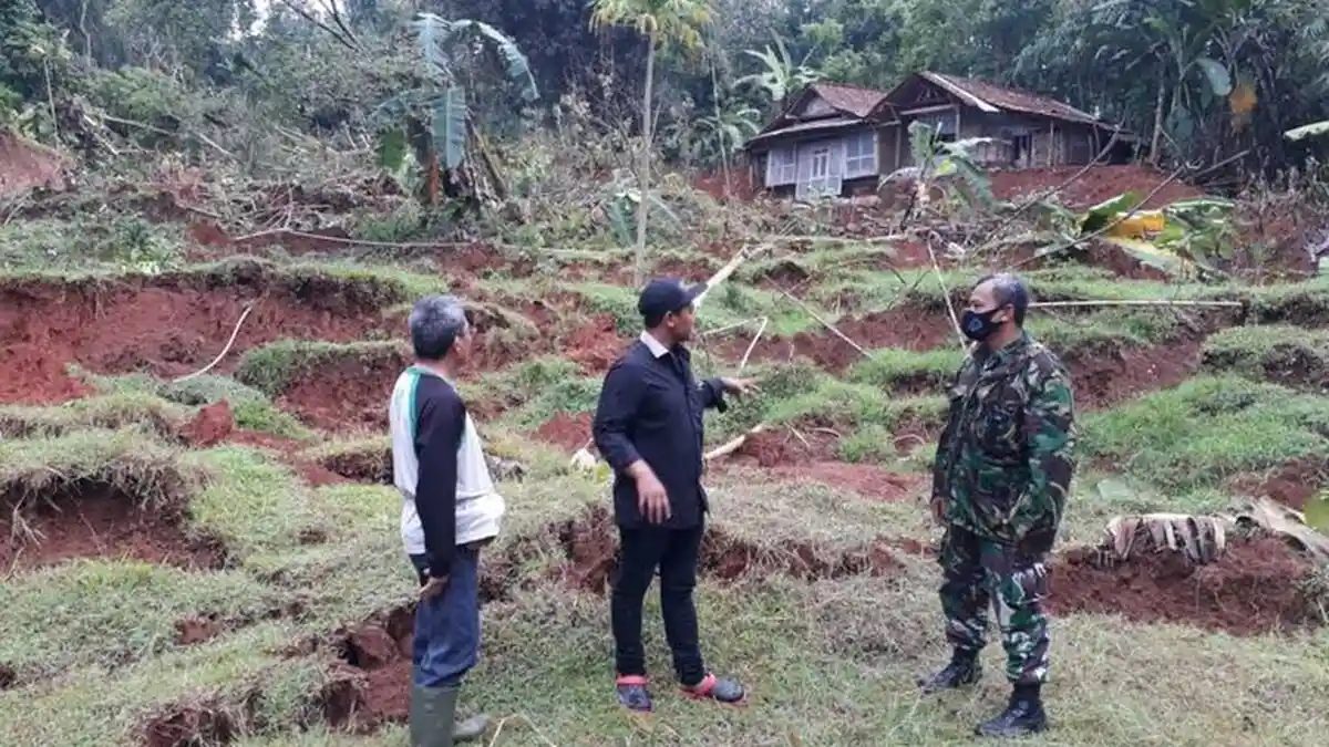 Warga Kebumen Dihebohkan dengan Peristiwa Tanah Ambles Sepanjang 20 Meter