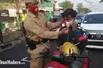 kenakan-pakaian-para-pejuang-satlantas-polres-gresik-membagikan-masker-di-simpang-empat-kebomas.jpg