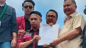 20260421_DPRD-Kaltim-Ekti-Imanuel-Temui-Massa-Demo-21-April.jpg