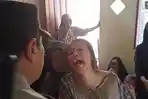 Tangis Histeris Ibu Bripda Dirja, Genggam Tangan Kapolda Sulsel Anaknya Tewas Diduga Dianiaya Senior