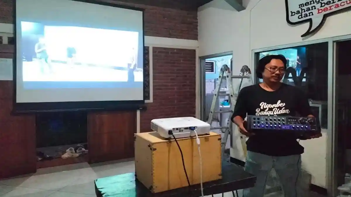 Kegiatan Nobar Film Dirty Vote di Ecoton Gresik Terganjal, Ada Pesan Khusus dari Intel yang Datang