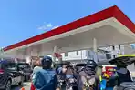 Suasana-antrean-pengendara-yang-mengisi-BBM-di-jalur-Pertalite-SPBU-di-Jl-Nani-Wartabone.jpg