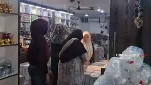 OLEH-OLEH-HAJI-Pembeli-tampak-sedang-memilih.jpg