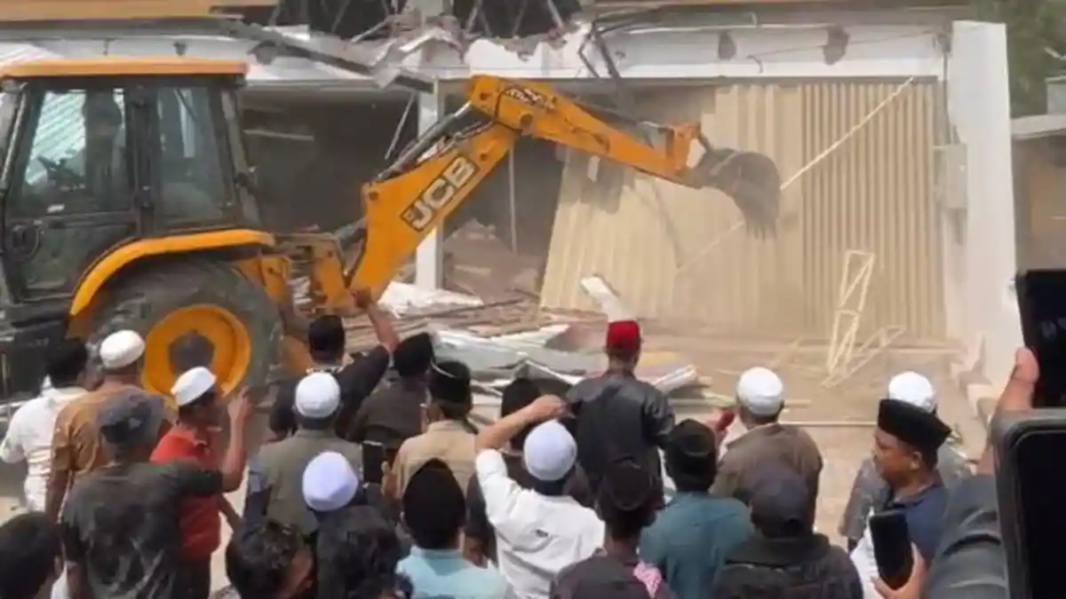 Toko Retail di Pamekasan Dibongkar Massa Pakai Alat Berat, Ini 2 Alasan Picu Penolakan