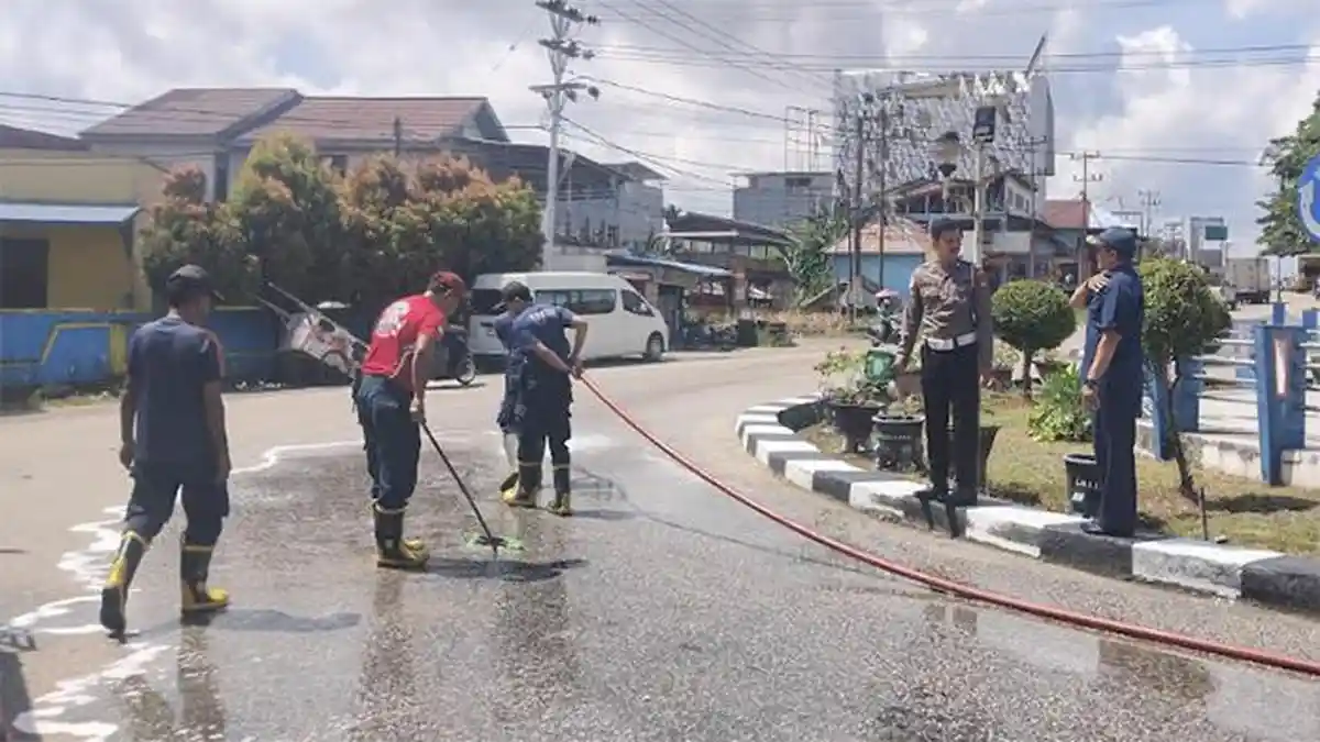 Tiga Motor Terjatuh di Sekadau Akibat Tumpahan Solar, Respons Cepat Damkar Cegah Korban Lain - Tribunpontianak.co.id