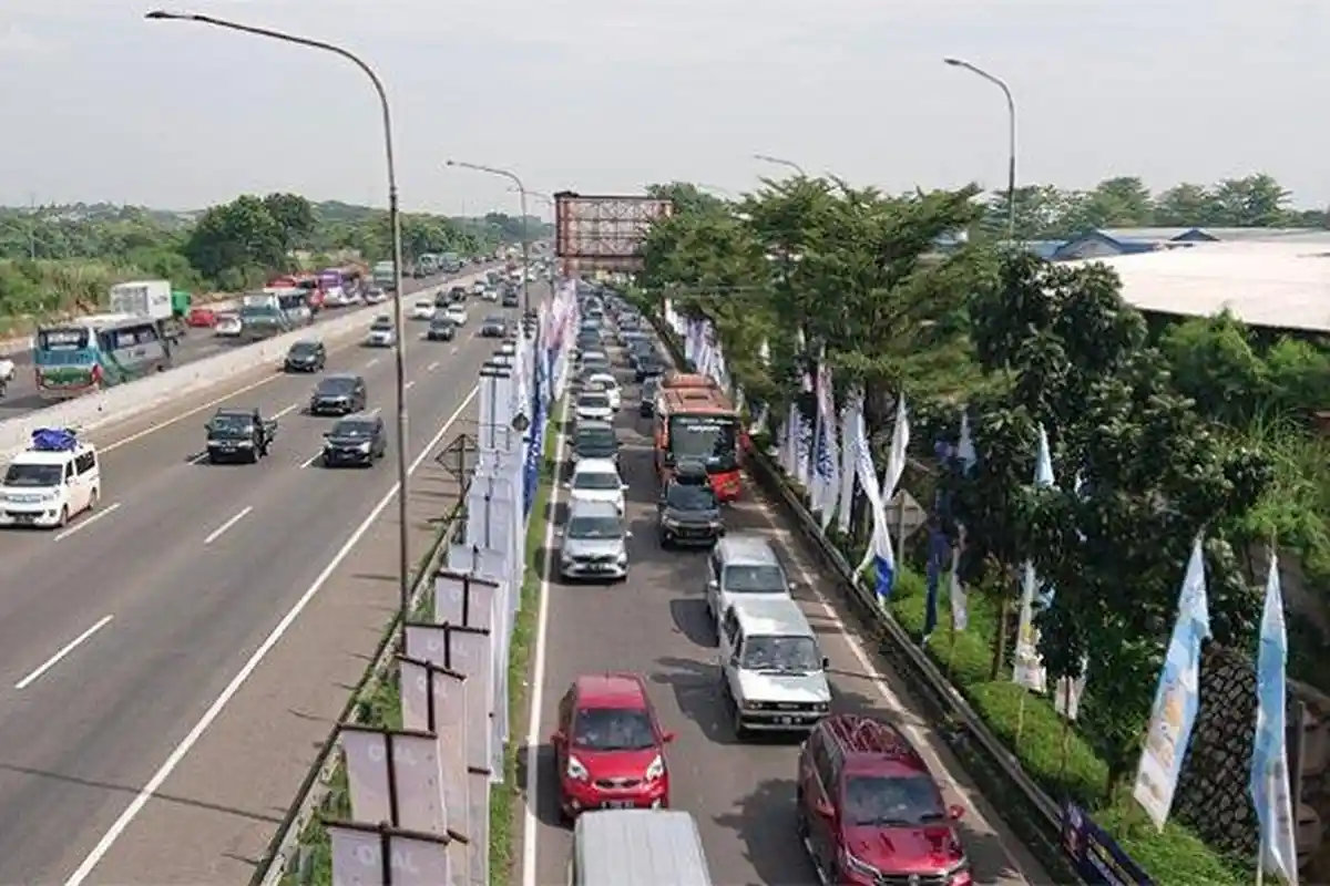 Ganjil Genap di Tol Jakarta-Cikampek, Pemudik Ramai-ramai Langgar Aturan, Buat Kemacetan Panjang