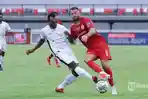 pemain-persipura-jayapura-donni-harold-monim-berduel-dengan-pemain-persija-jakarta.jpg