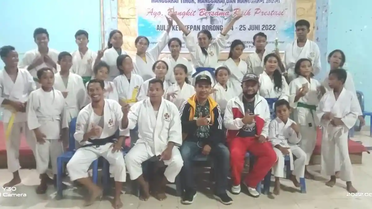 Dojo Weleng Raih 17 Medali Untuk LAUT, Camat Agus Bangga
