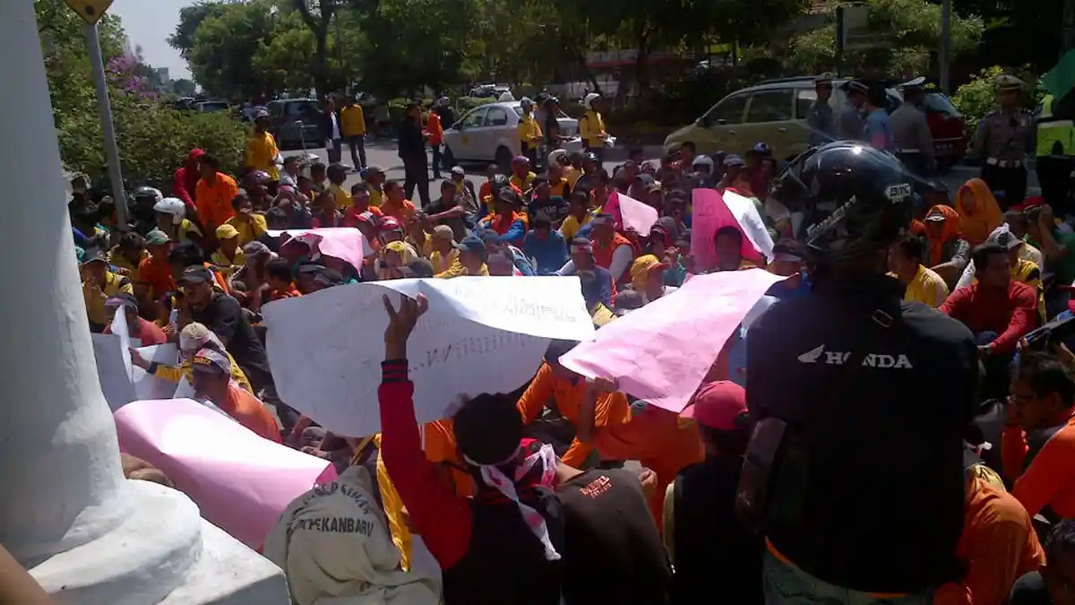 Pendemo Blokir Jalan Sudirman, Depan Kantor Walikota Pekanbaru Macet Total