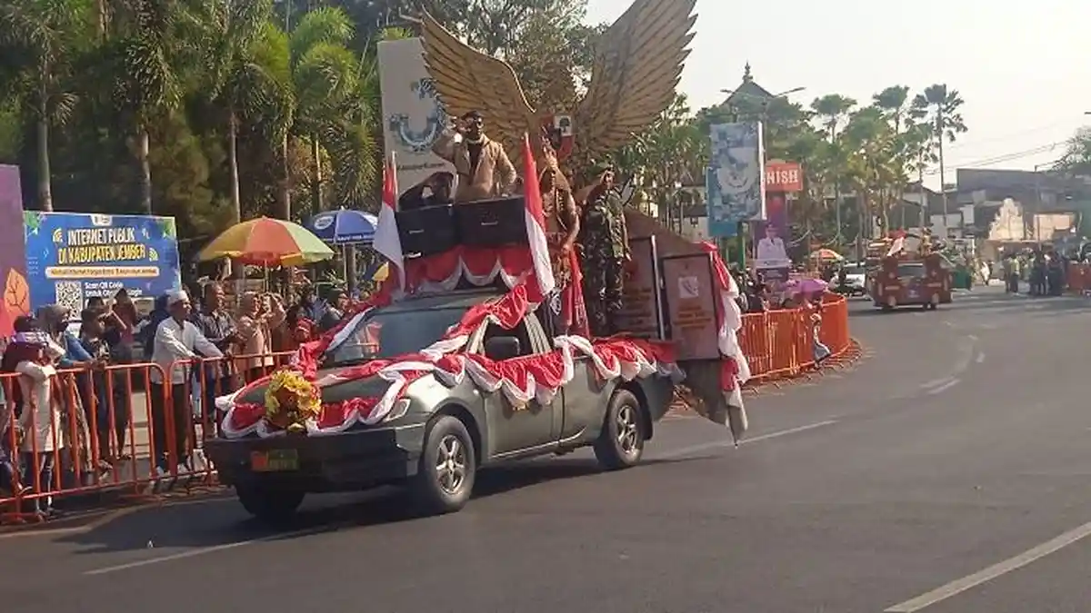 Puluhan Mobil Hias Pawai di Alun-alun Jember
