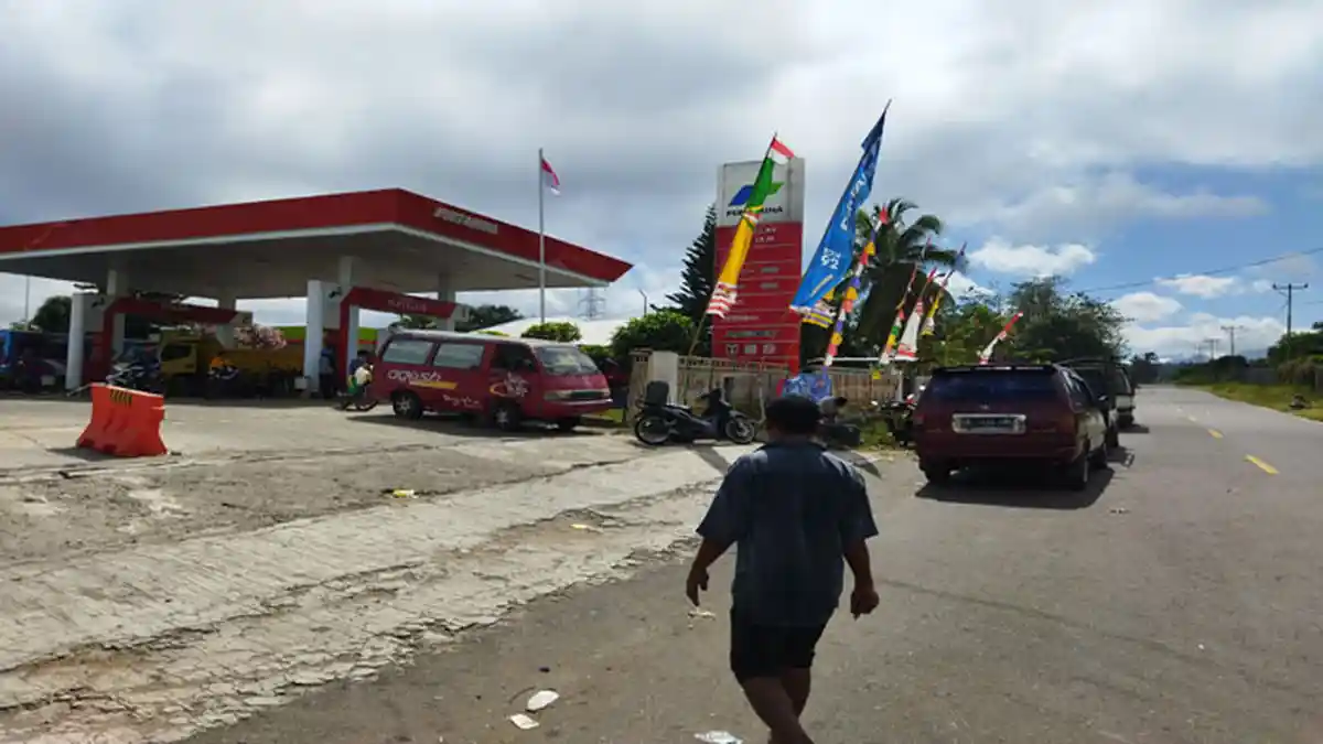 Pembeli BBM Jenis Pertalite Antre di SPBU Lembor Kabupaten Manggarai Barat