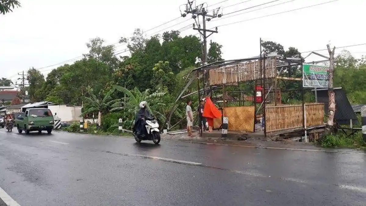 Angin Kencang di Ungaran Rusak 70 Rumah