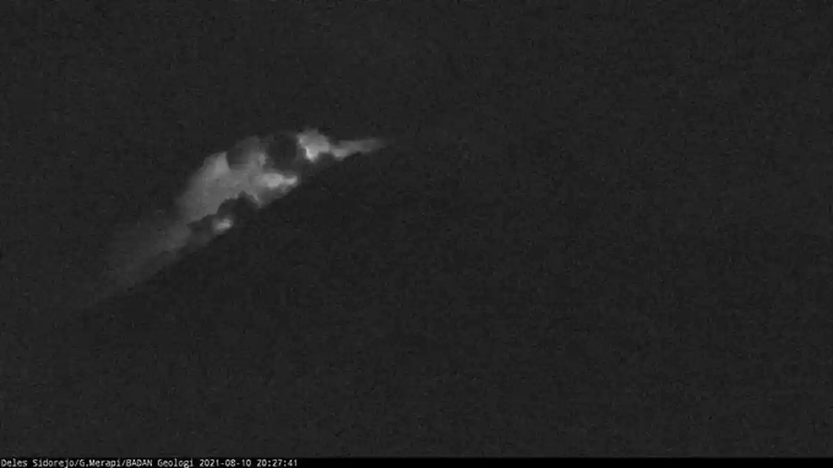 BREAKING NEWS: Malam Ini Merapi Kembali Luncurkan Awan Panas, Sejumlah Desa di Magelang Hujan Abu