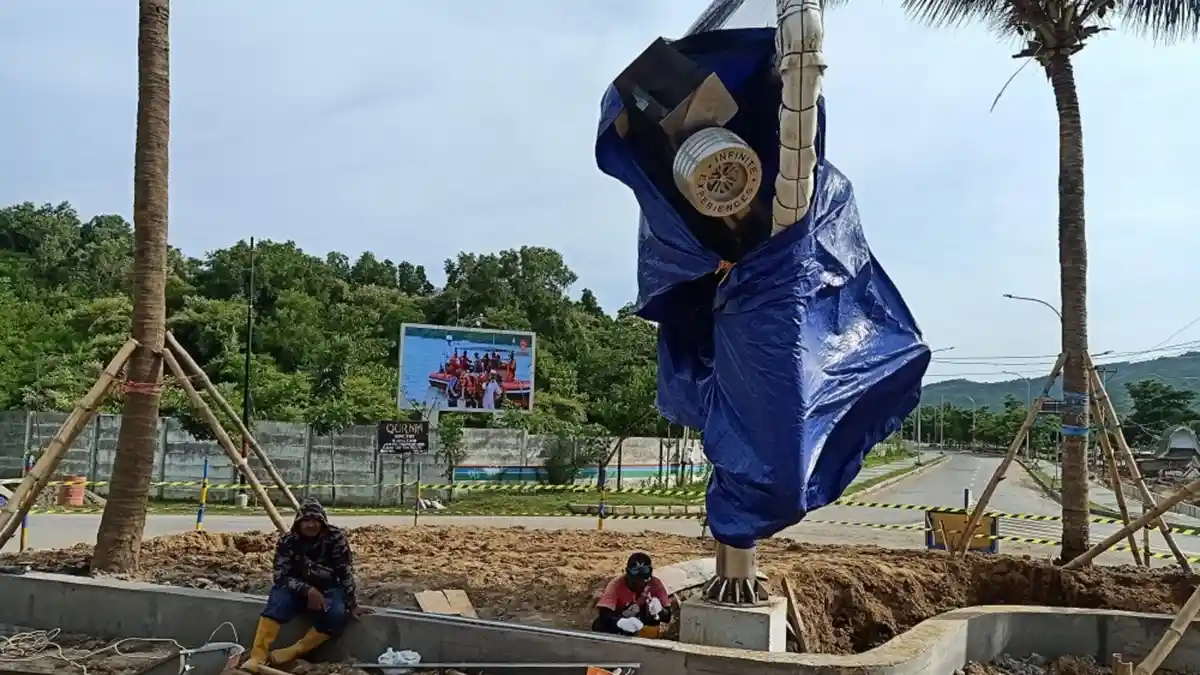 Replika Mobil Formula Terpasang di Kawasan Sirkuit Mandalika